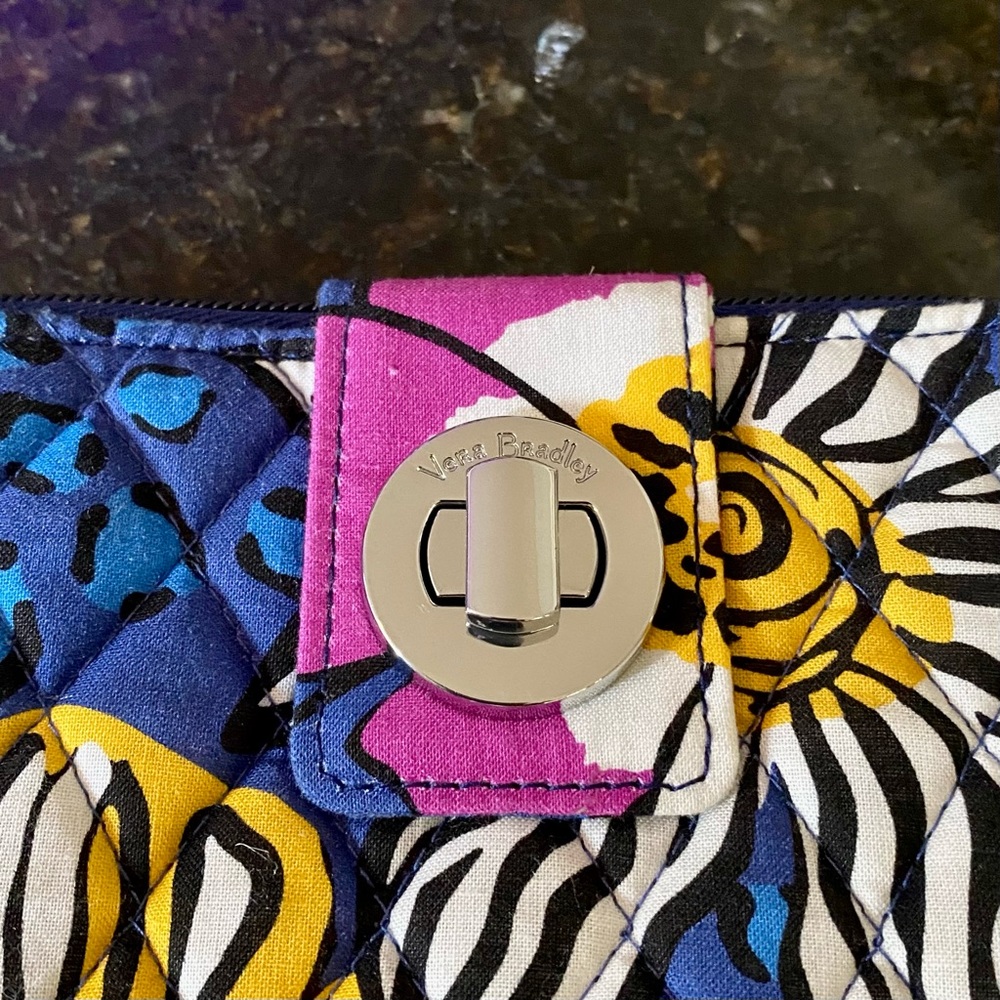 💢SOLD💢 Vera Bradley Turn Lock Wallet Full Zip African Violet - Picture 3 of 6